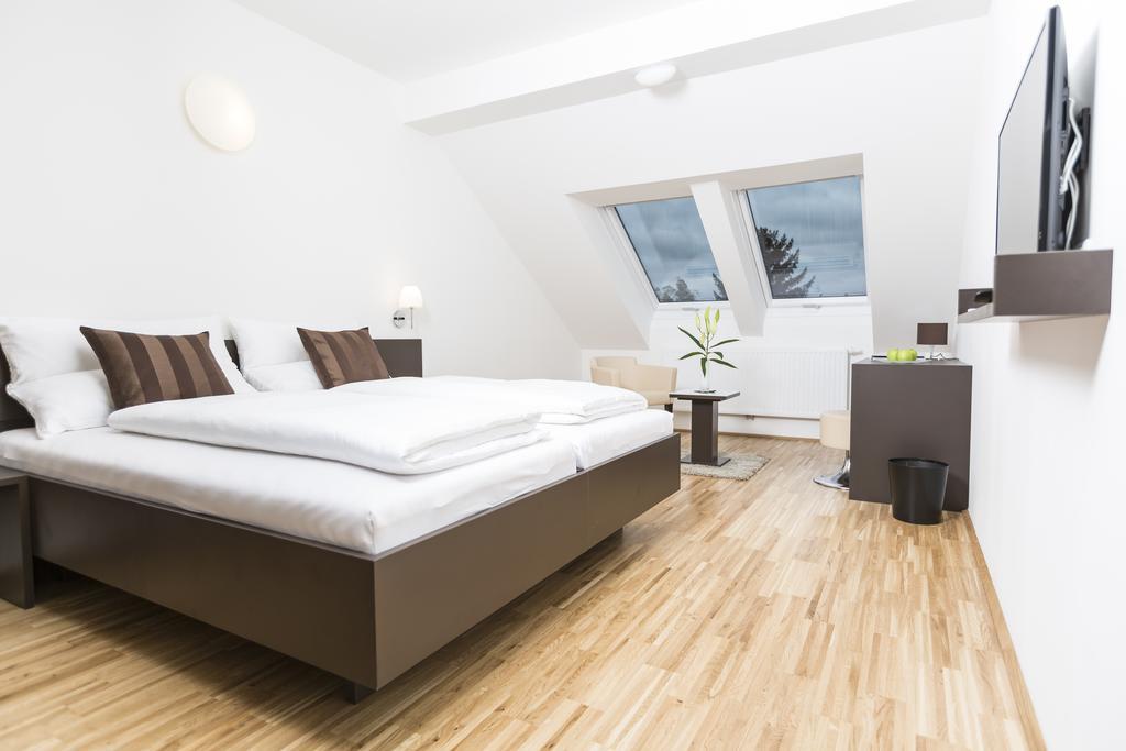 Gaestezimmer By Joechlinger Gerasdorf bei Wien Chambre photo